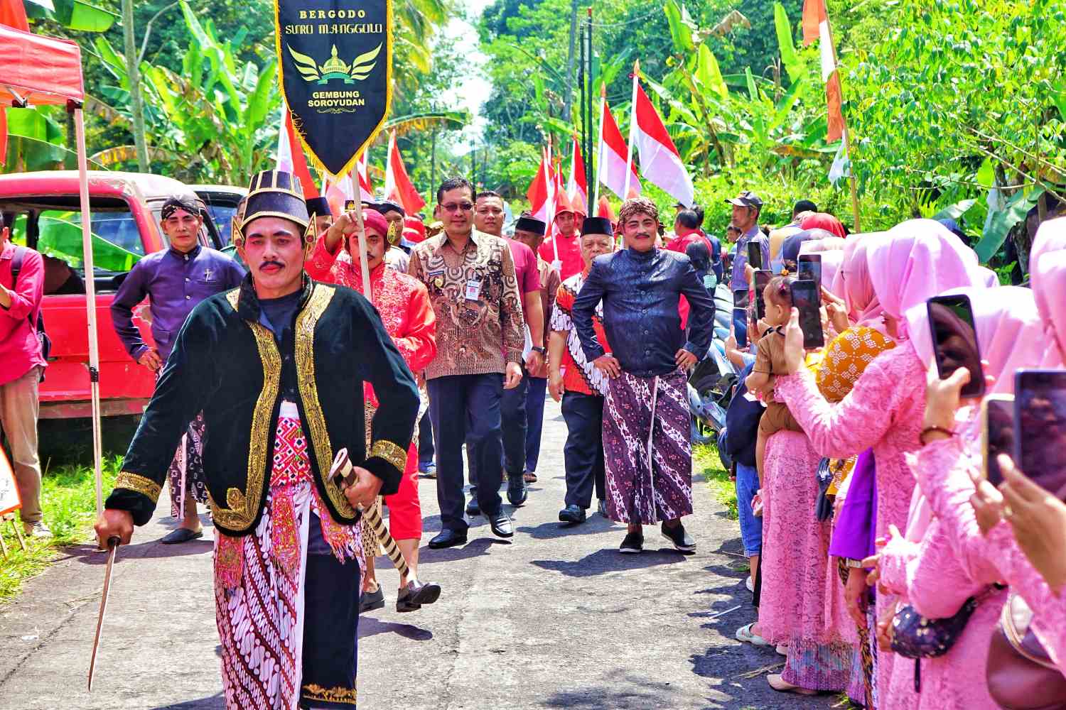Bupati Magelang Grengseng Pamuji didampingi Anggota DPRD Provinsi Jawa Tengah, Endrianingsih Yuanita dan jajaran Forkopincam Tegalrejo saat menghadiri acara saparan sedekah bumi di Desa Soroyudan