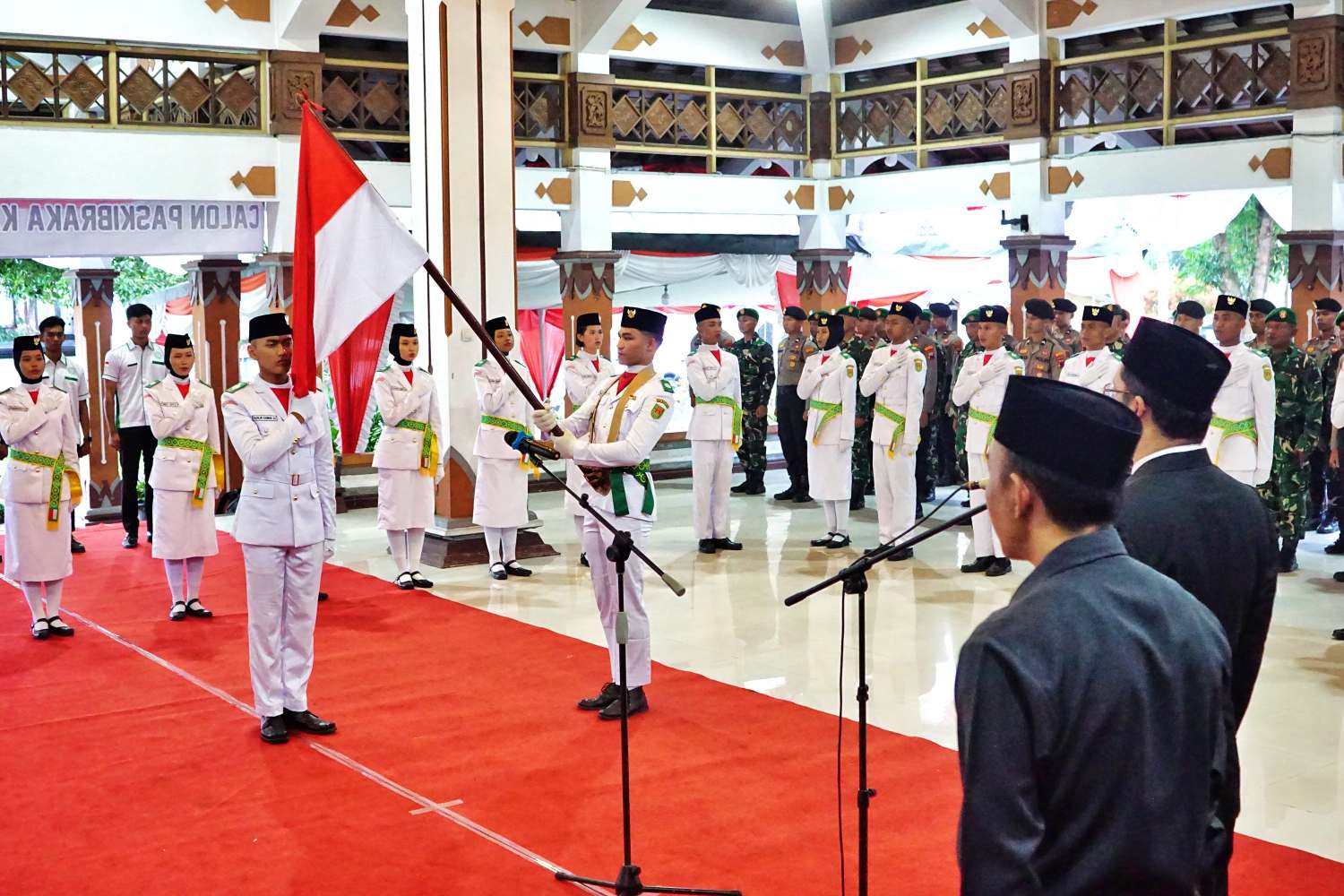 Bupati Magelang Grengseng Pamuji didampingi jajaran Forkopimda saat mengukuhkan Paskibraka Kabupaten Magelang tahun 2025.