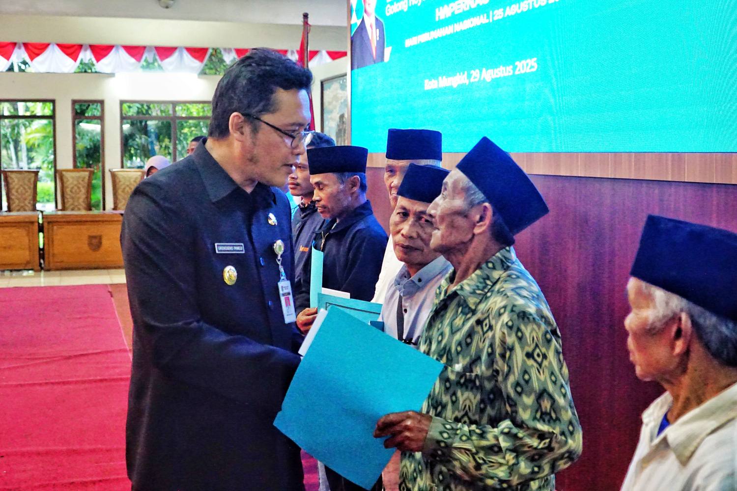 Bupati Magelang Grengseng Pamuji saat menyerahkan bantuan perbaikan RTLH kepada sejumlah masyarakat penerima bantuan