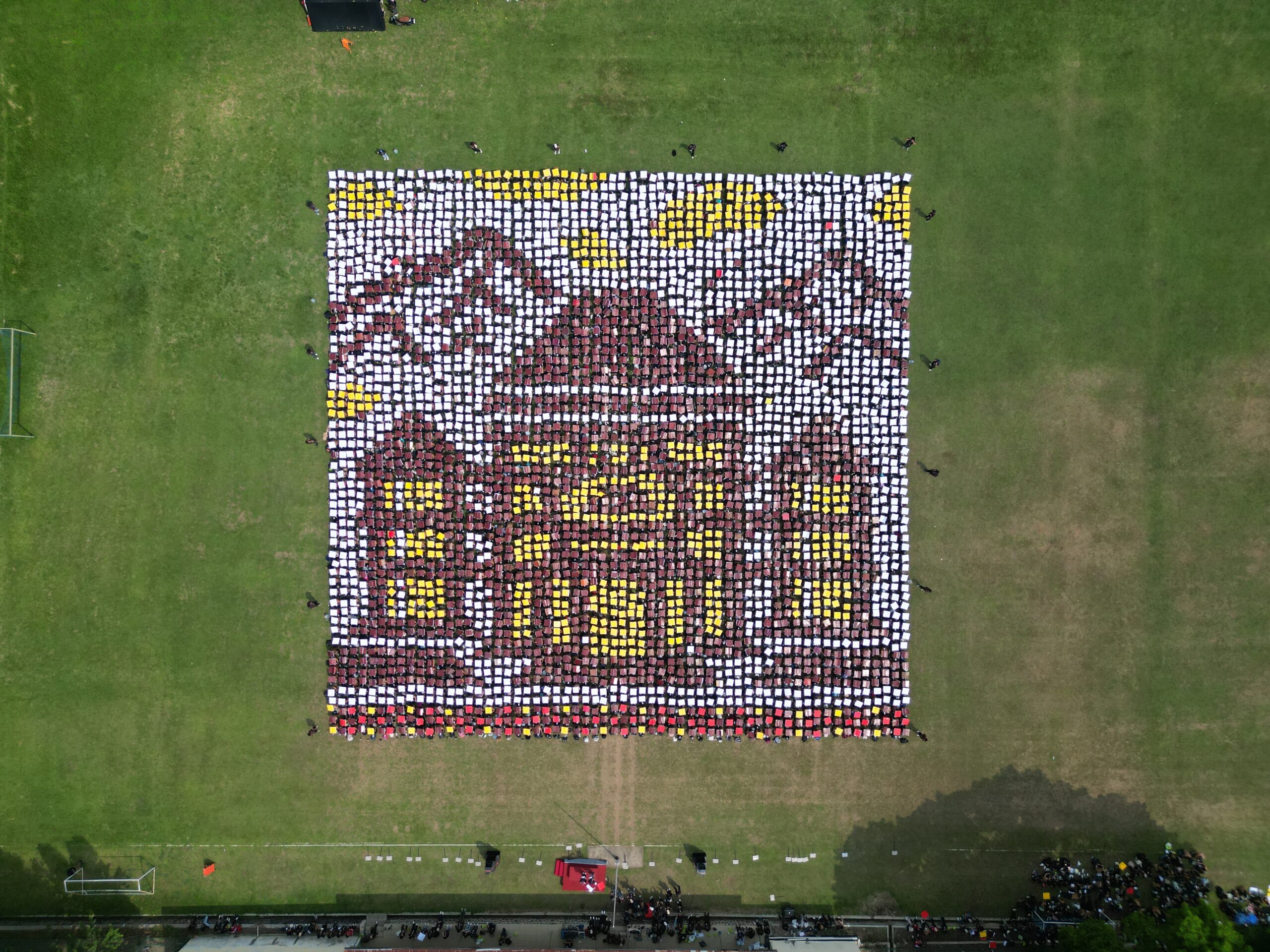 PKKMB 2025, Ribuan Mahasiswa Baru Untidar Tampilkan Formasi Paper Mob yang Memukau