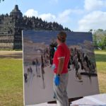 Pelukis asal Jerman, 
Christopher Lehmpfuhl melukis Candi Borobudur, di halaman Kenari, kompleks Candi Borobudur pada Senin (4/8/2025). (foto: mta)