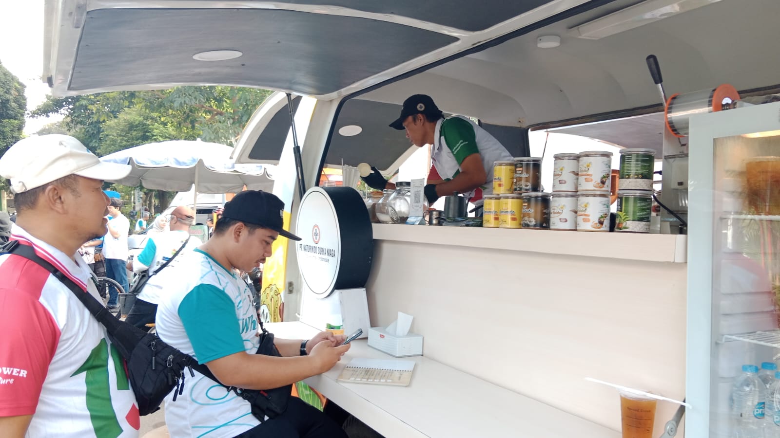 Gowes dan Senam Bareng Bupati Magelang, Mobil Kafe Jamu Naturindo Suguhkan Menu Minuman Kesehatan