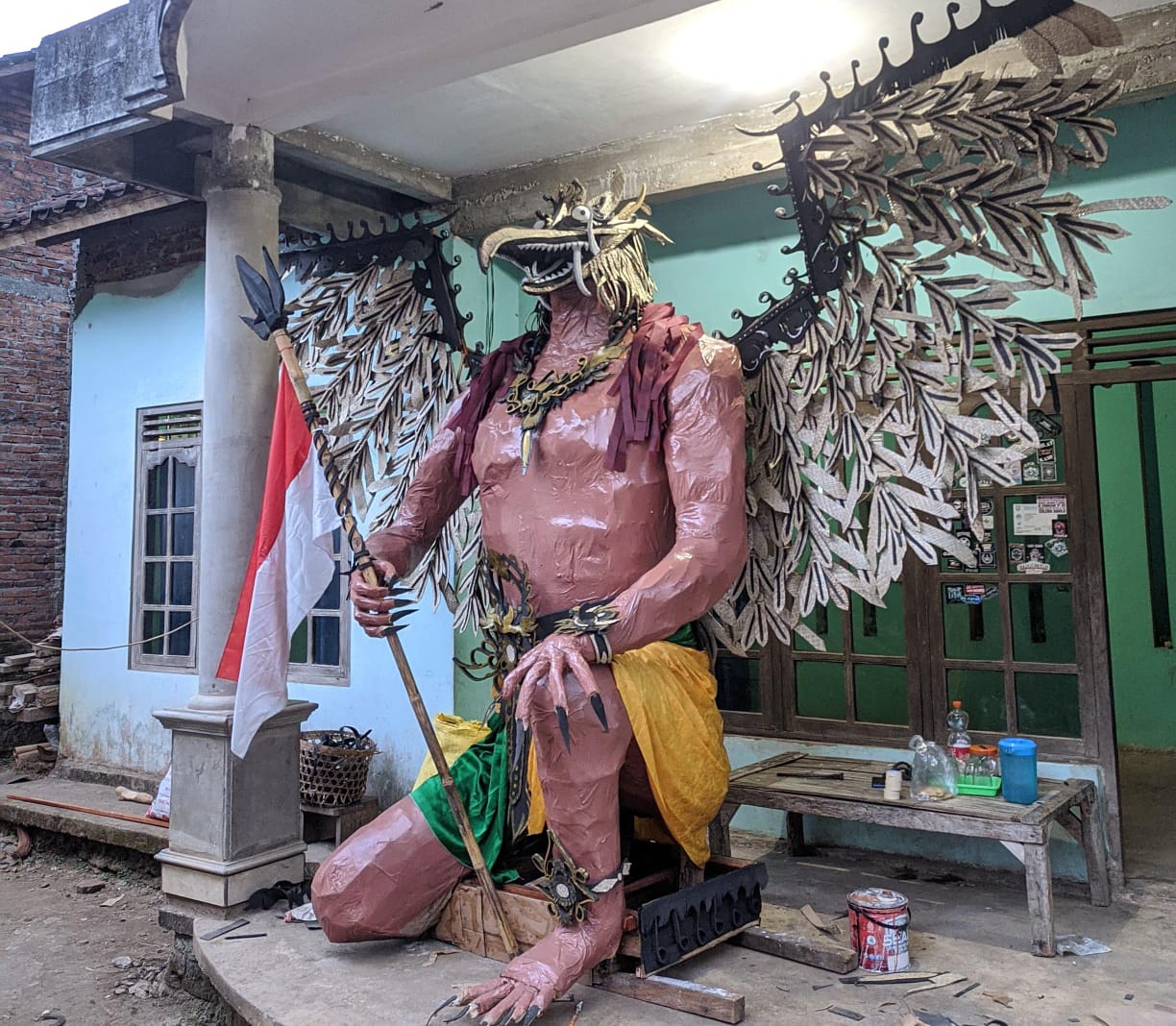 Kreatif! Pemuda di Borobudur Magelang Sulap Limbah Sandal Upanat Jadi Ogoh-ogoh