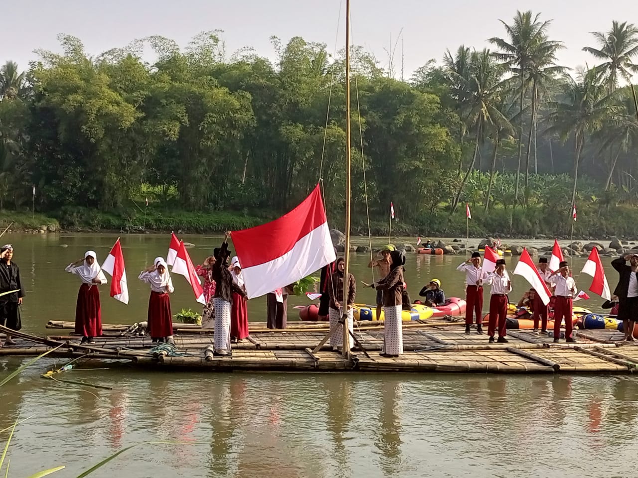 Khidmat, Upacara Peringatan Kemerdekaan Indonesia di Atas Getek di Sungai Progo Magelang