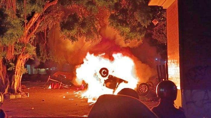 Kericuhan Demo Jogja Memanggil, Massa Bakar Gedung Humas dan Mobil di Mapolda DIY