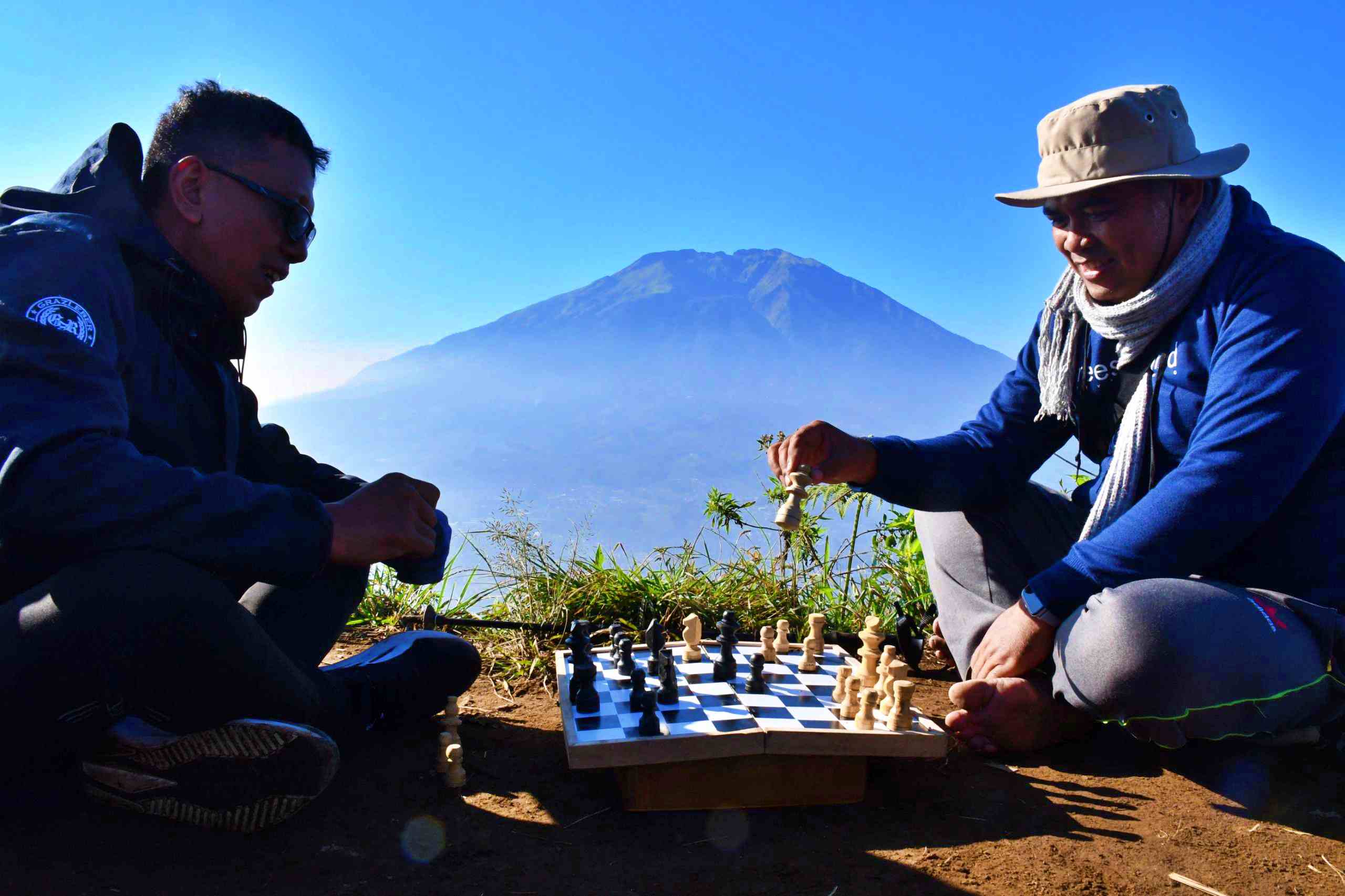 Komisioner Bawaslu Kabupaten Magelang Rayakat HUT Bawaslu ke 7 di Puncang Gunung Andong