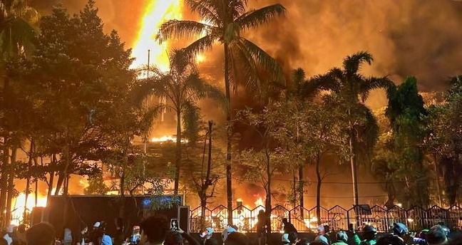 Massa Bakar Gedung DPRD Makassar, Sejumlah Kendaraan Hangus, Pejabat Kota Dievakuasi