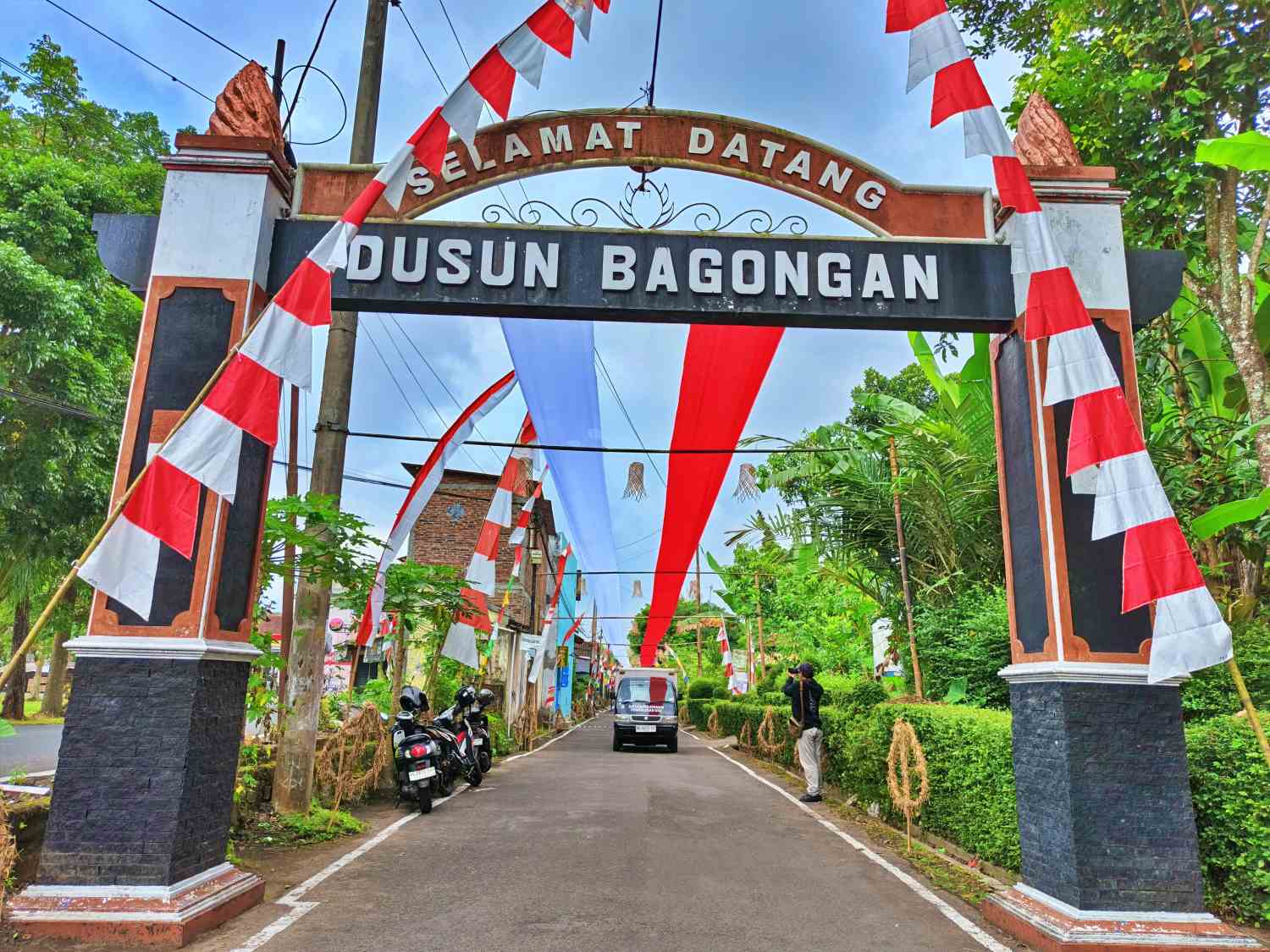 Pemuda Dusun Bagongan Bentangkan Bendera Merah Putih 100 Meter Sambut HUT RI ke-80
