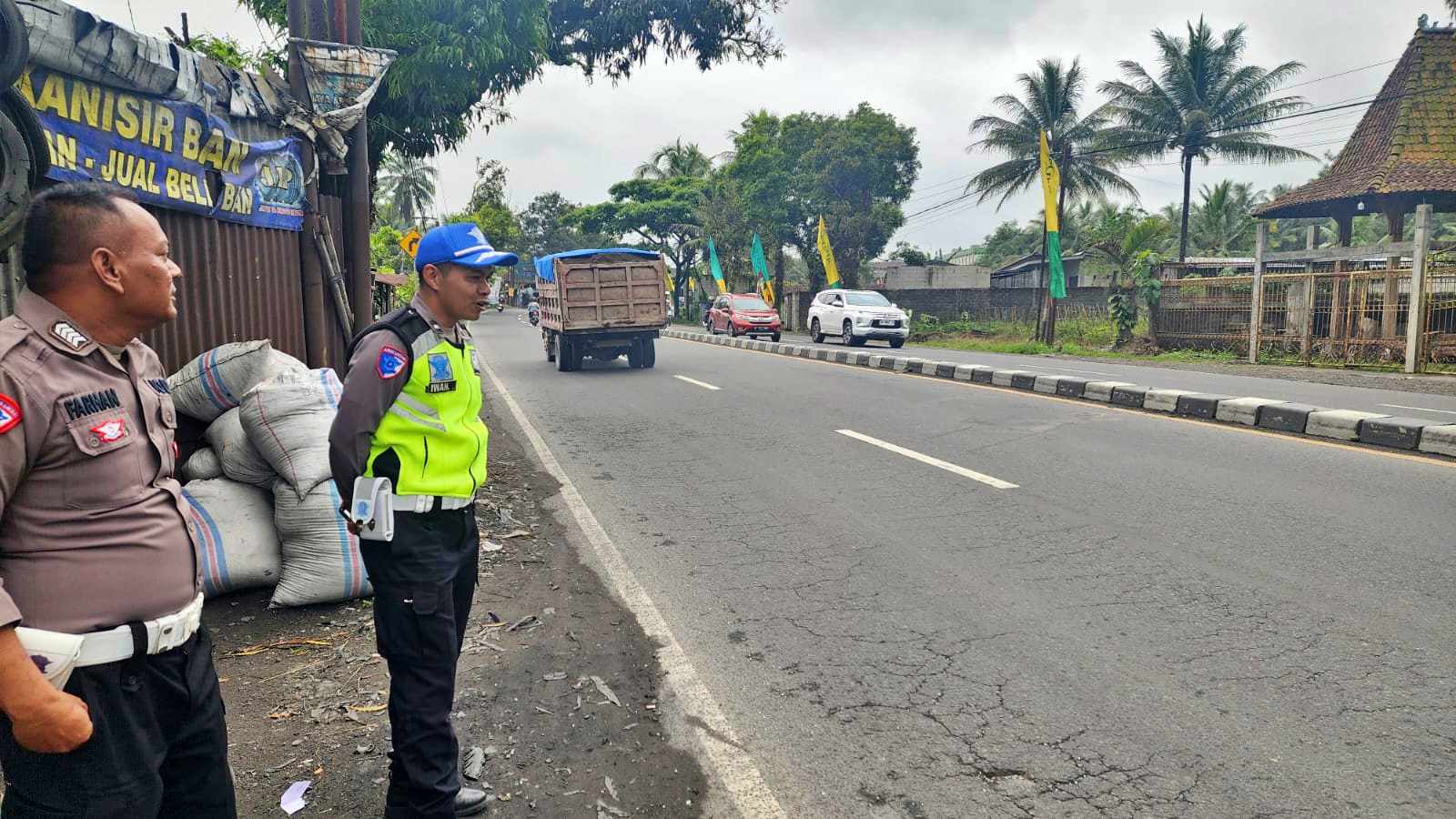 Petugas Satlantas Polresta Magelang saat olah TKP di lokasi kecelakaan di Salam