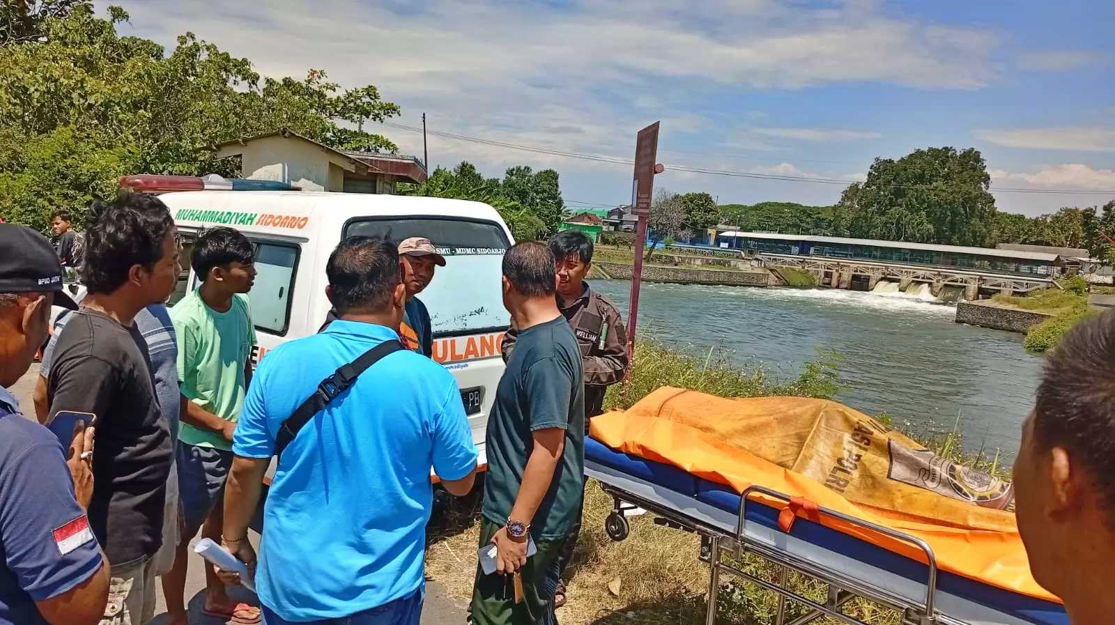 Proses evakuasi jasad korban tenggelam di Dam Rolak Songo
