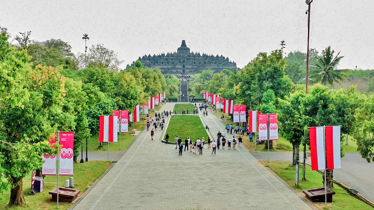 Ribuan Bendera Merah Putih Hiasi Borobudur, Prambanan, Ratu Boko, dan TMII Sambut HUT ke-80 RI