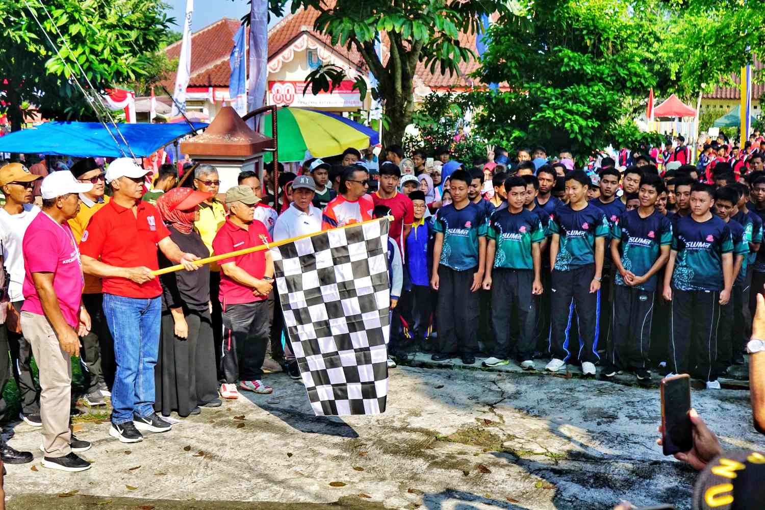 Wakil Bupati Magelang Sahid bersama jajaran Forkopincam saat menghadiri acara jalan sehat tingkat Kecamatan Tegalrejo.