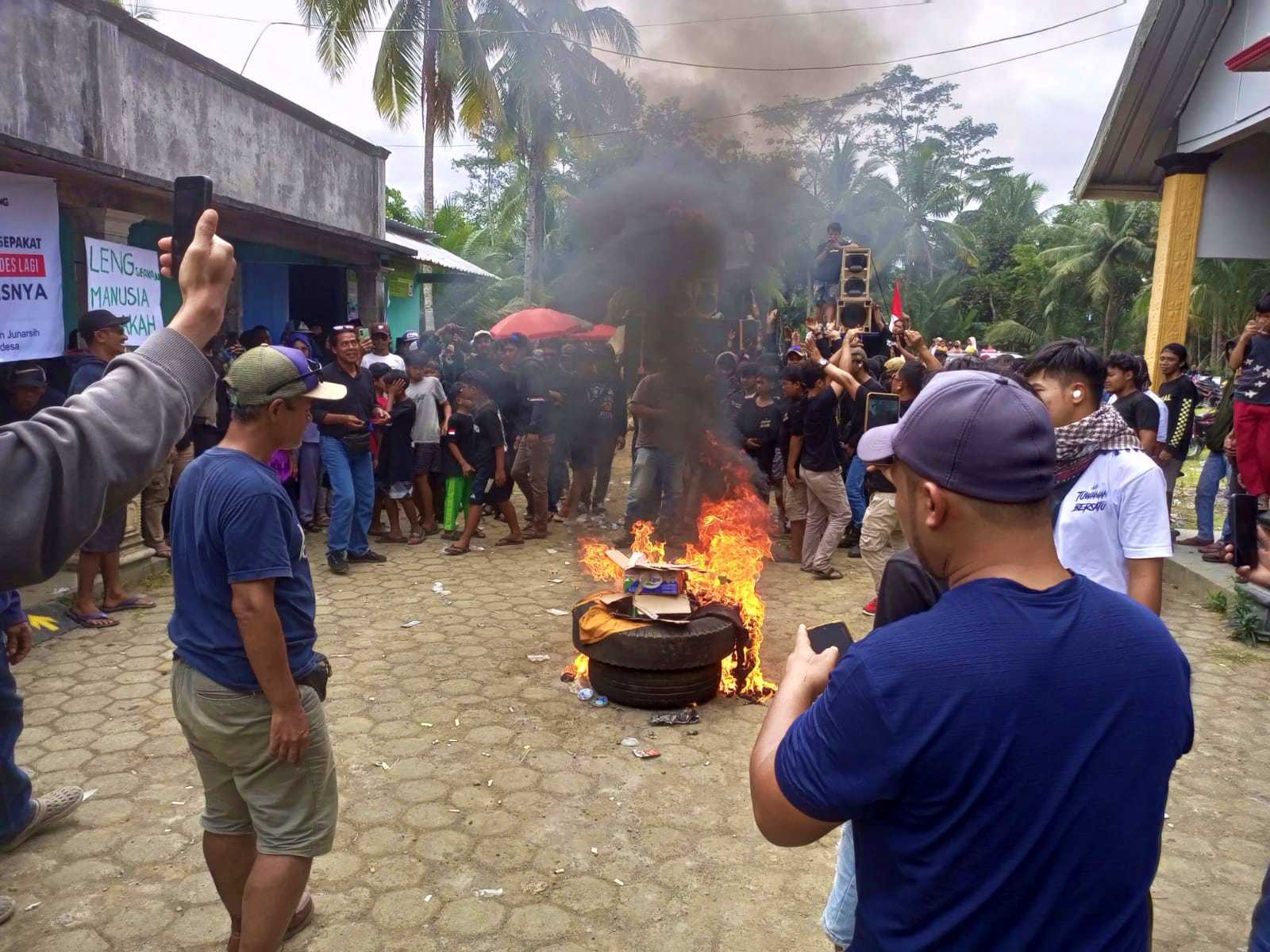 Warga Desa Wonogiri Kajoran Gelar Demo di Depan Kantor Desa Tuntut Kades Mundur