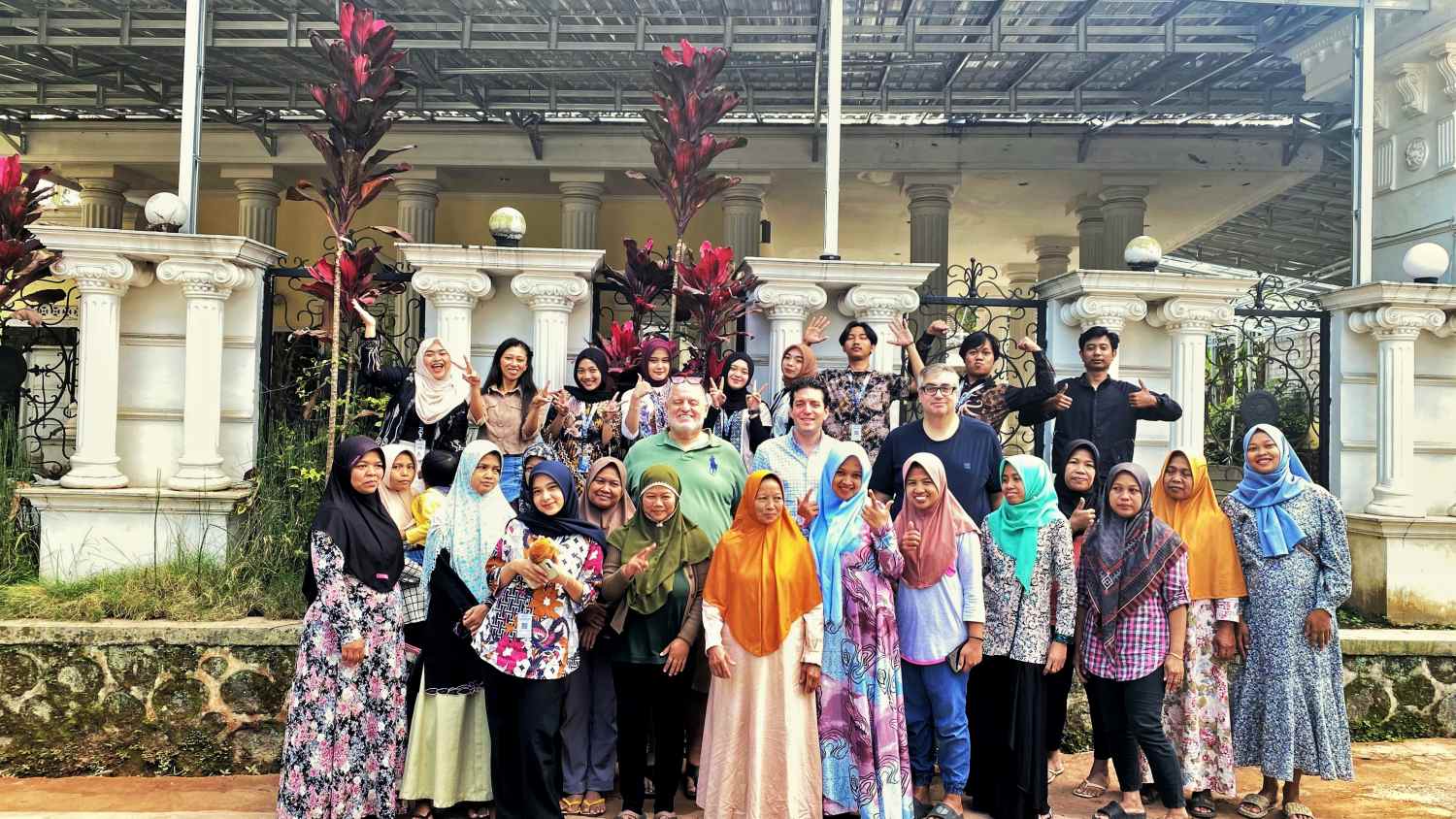 Mahasiswa KKN UNIMMA Gelar Sosialisasi Kesehatan dan Dampingi Investor Asing di Desa Kebonagung