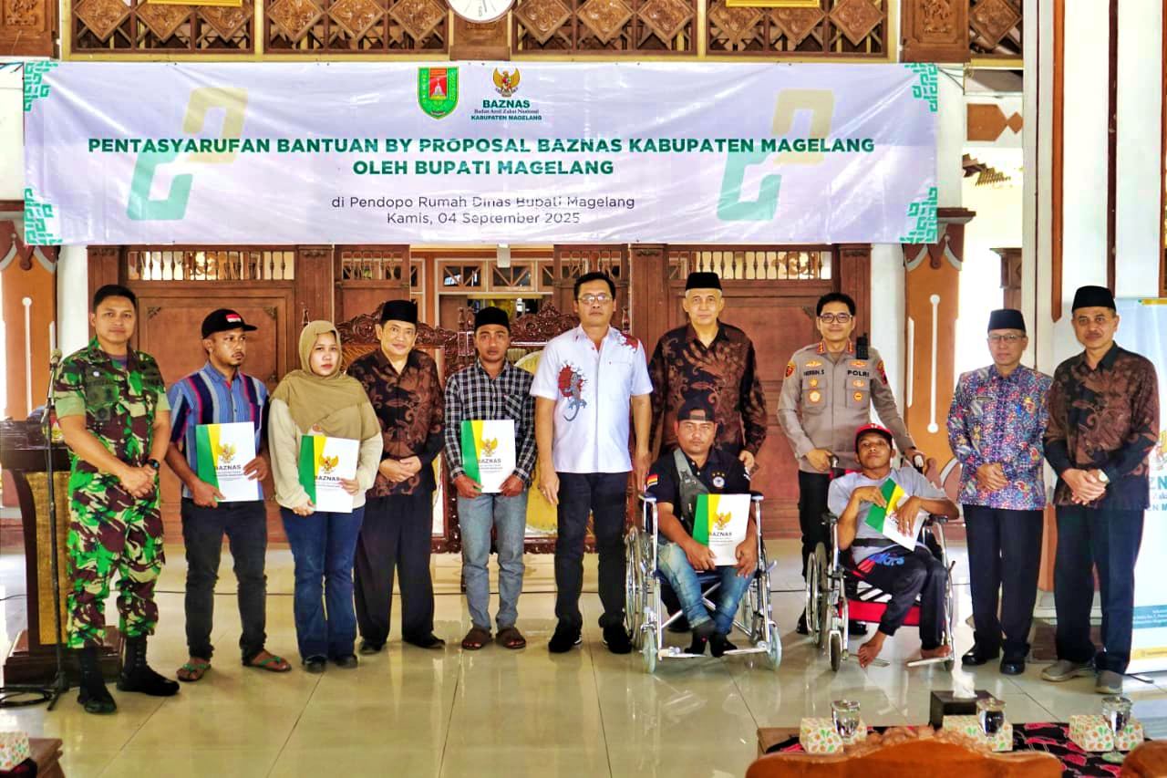 Bupati Magelang Grengseng Pamuji saat menyerahkan bantuan BAZNAS by proposal kepada para penerima manfaat