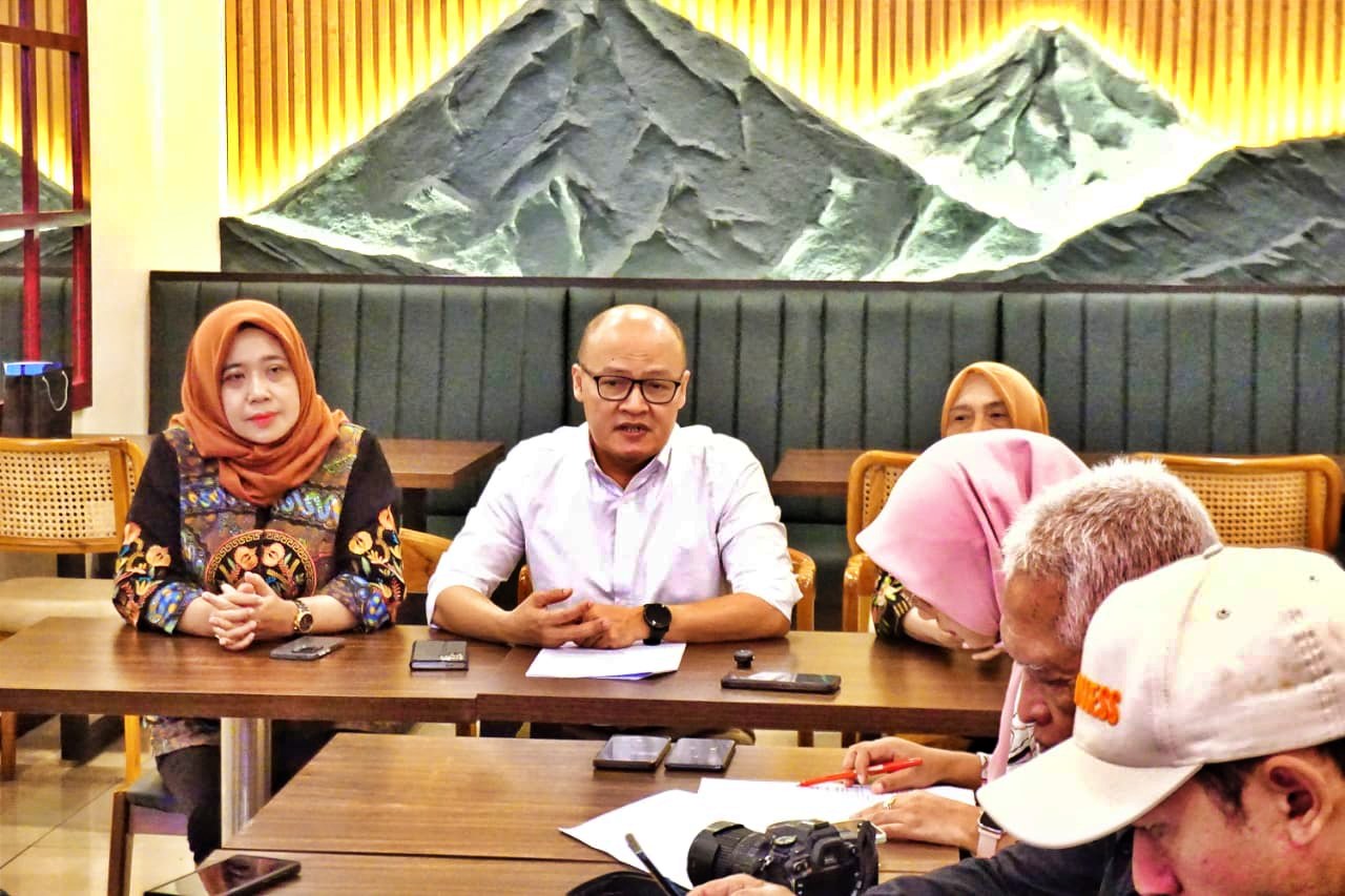 Direktur Utama PT BPR Bank Bapas 69 Magelang, Rohmad Widodo saat melaksanakan jumpa pers terkait HUT Ke 56 PT BPR Bank Bapas 69 Magelang.