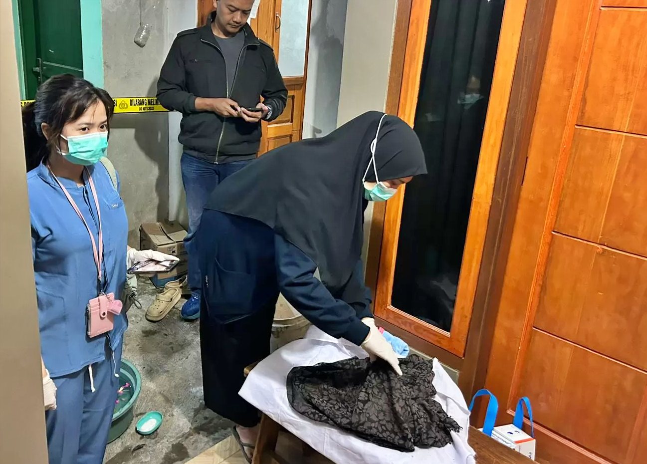 Evakuasi bayi perempuan usia dua hari, yang dibuang dan dikubur oleh ibu kandungnya