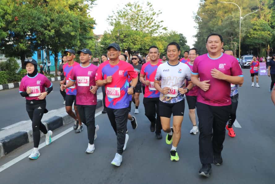 Gubernur Ahmad Luthfi Berbaur dengan Ribuan Peserta Ramaikan Solo Run Fest 2025