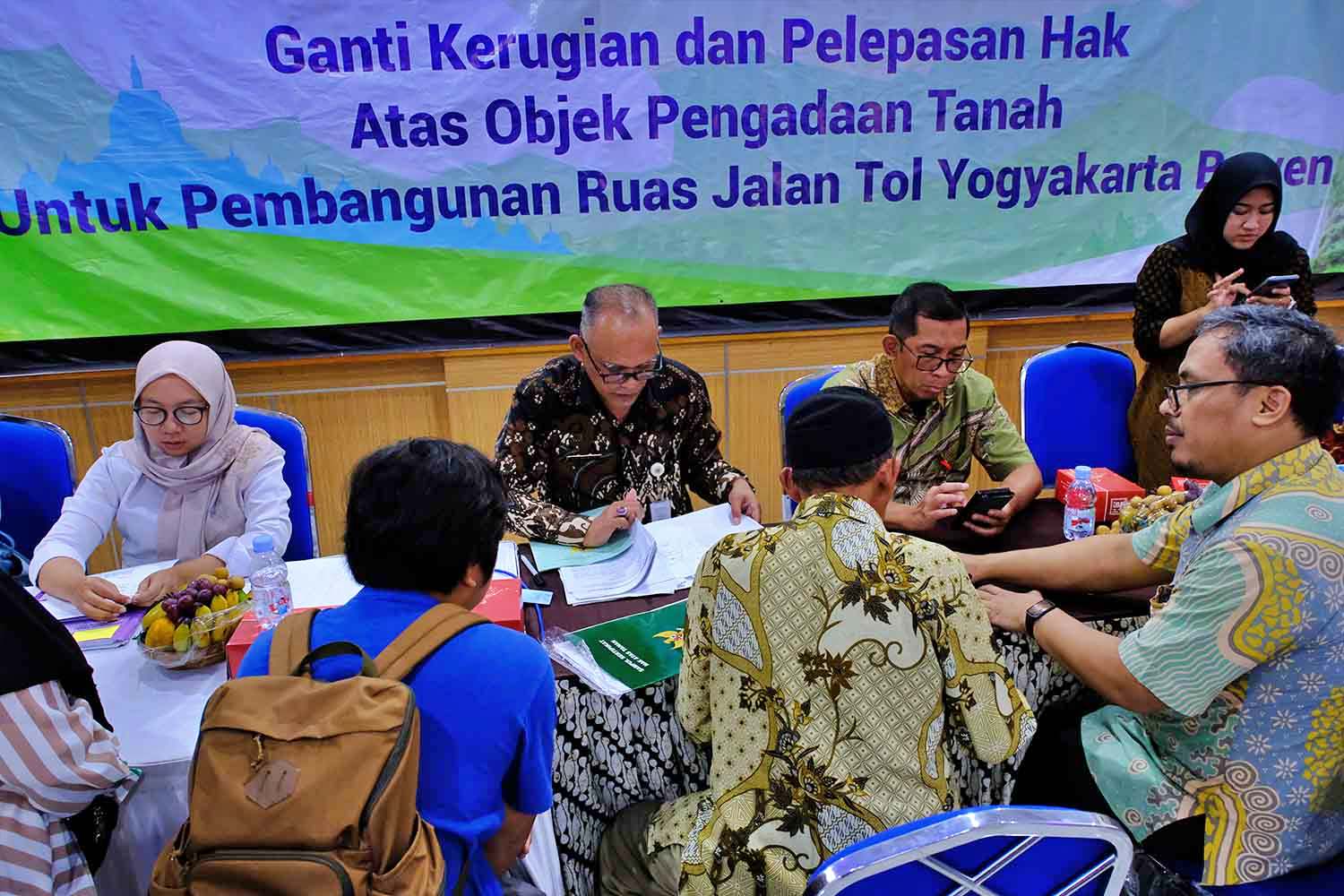 Petugas BPN Sedang Lakukan Pembayaran Uang Ganti Rugi Pembangunan Jalan Tol Yogyakarta-Bawen