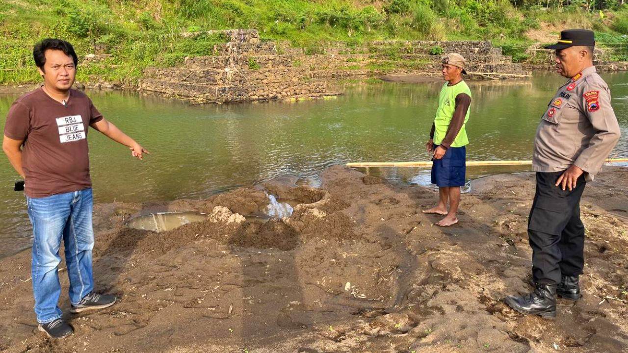 Polisi Olah TKP dimana tiga anak hanyut di Sungai Bogowonto Purworejo