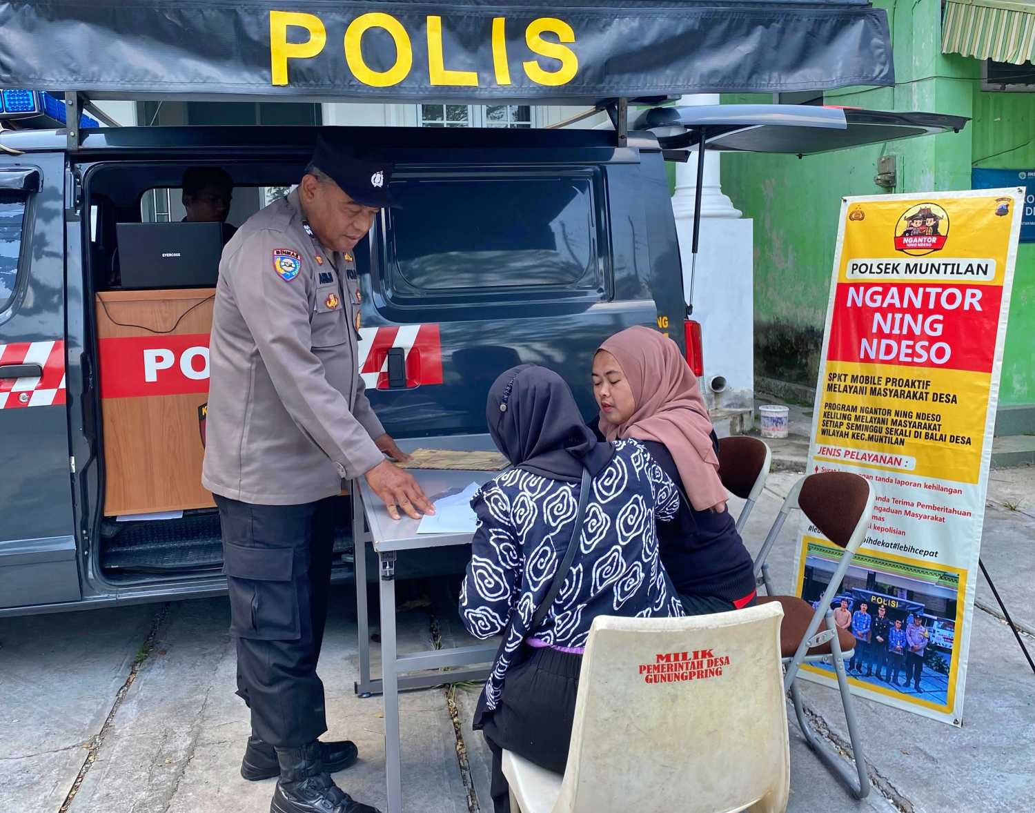 Polsek Muntilan Ngantor Ning Ndeso Gunungpring Beri Pelayanan SPKT dan Sembako