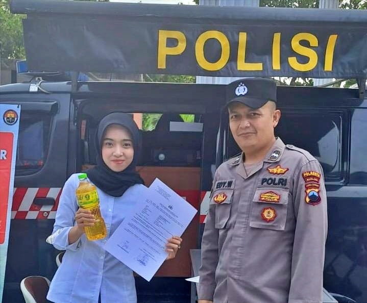 Tak Hanya Layanan Polisi, Warga Muntilan Juga Dapat Minyak Goreng Gratis dari Polsek