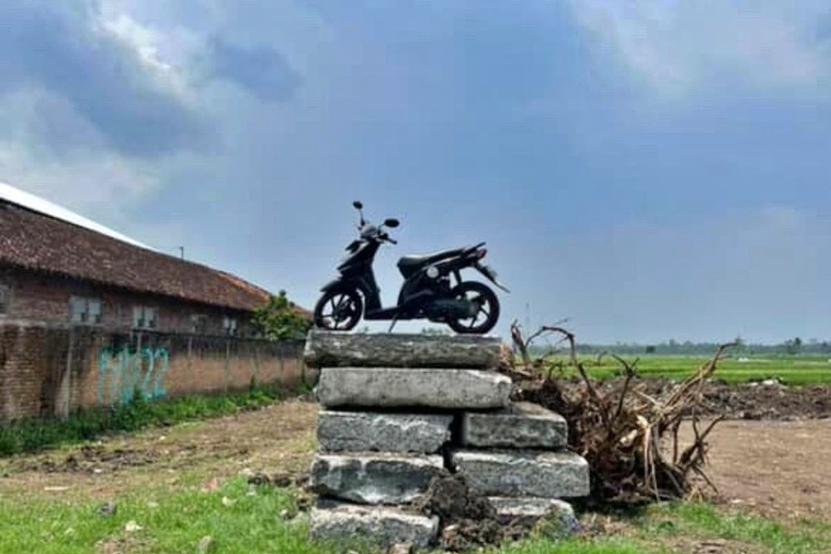 Tangkapan layar video Sepeda motor jenis matic yang berada di atas tumpukan beton daerah Kapanewon Moyudan, Kabupaten Sleman