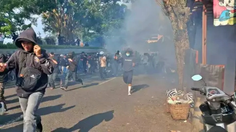 tangkapan layar video aksi Demo di depan DPRD Temanggung Ricuh