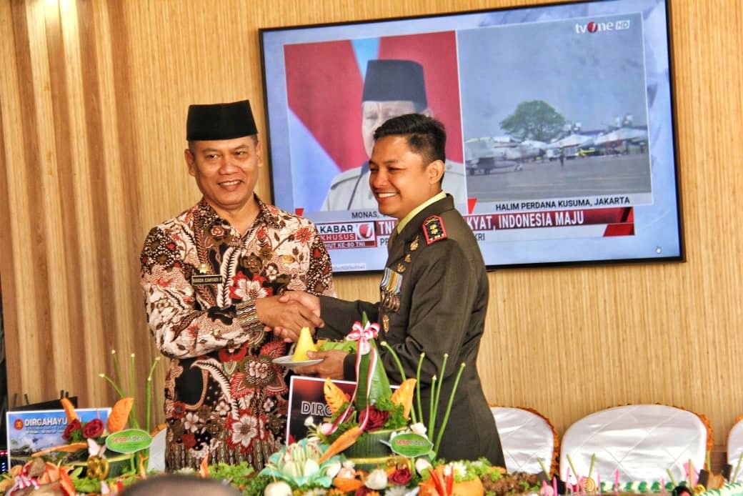 Asisten Perekonomian dan Pembangunan Nanda Cahyadi Pribadi saat menghadiri peringatan HUT Ke 80 TNI di Kodim 0705 Magelang