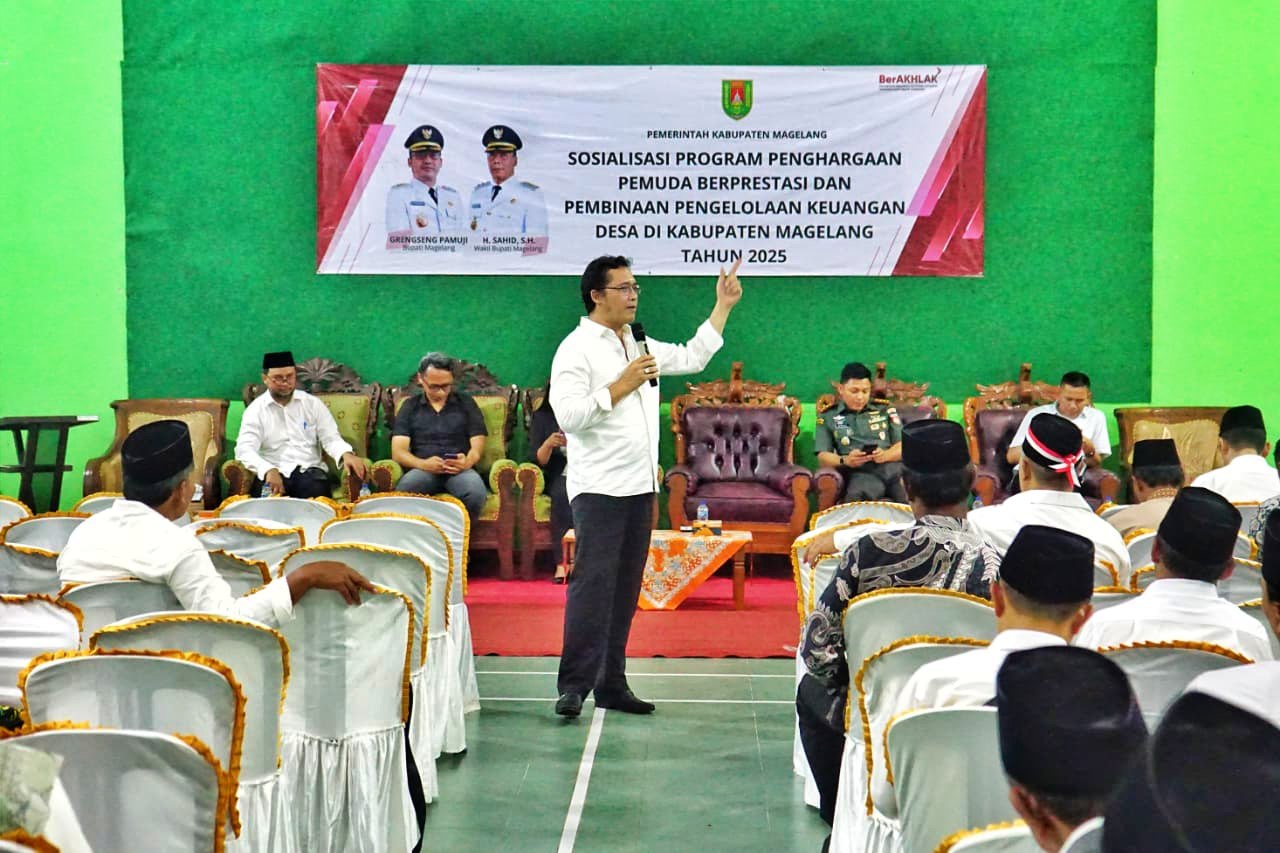 Bupati Magelang Grengseng Pamuji bersama jajaran Forkopimda saat memberikan arahan pada kegiatan sosialisasi program penghargaan pemuda berprestasi dan pembinaan pengelolaan keuangan desa di Kabupaten Magelang