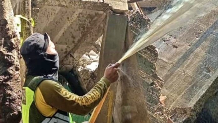 DLHK Sidoarjo Bikin Cairan Penetral Bau di Reruntuhan Ponpes Al Khoziny