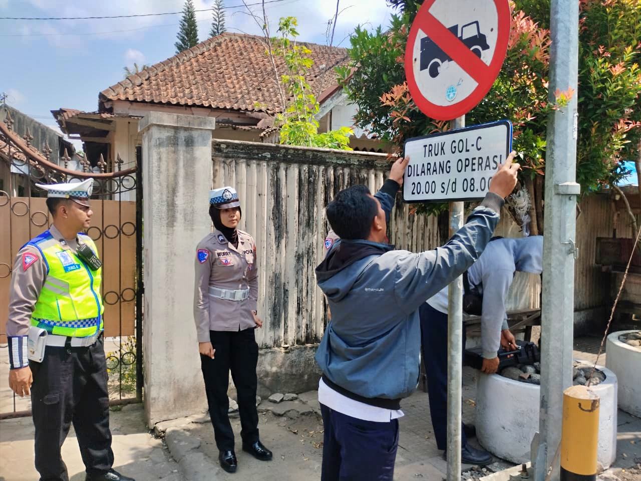 Dishub Kabupaten Magelang dan Satlantas Polresta Magelang saat pasang papang aturan jam operasional Truk