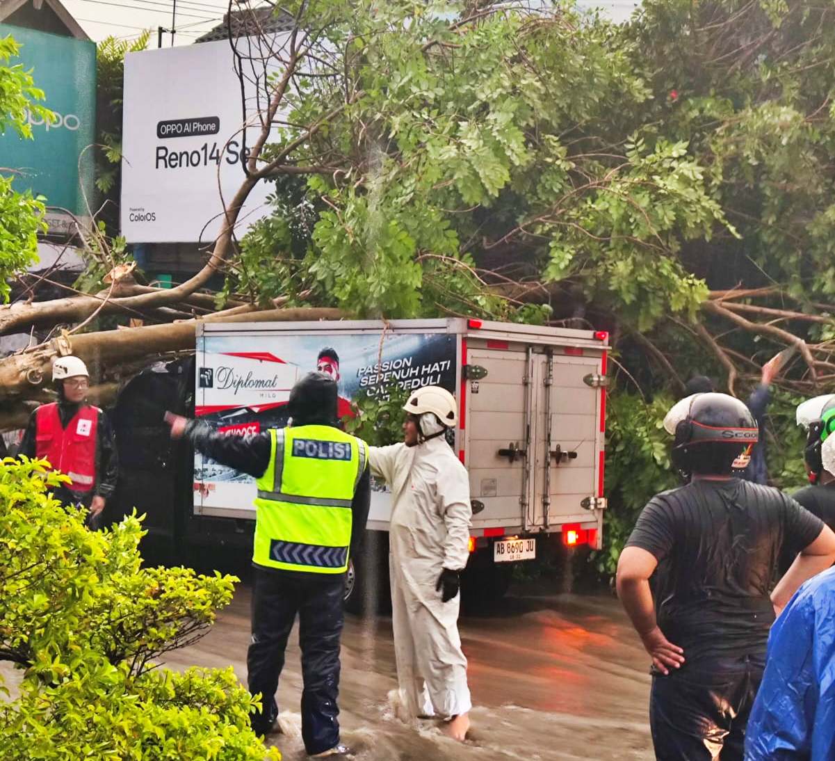 Hujan Deras dan Angin Kencang Terjang Muntilan, Mobil Ringsek Tertimpa Pohon