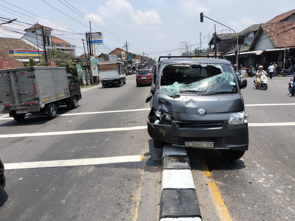 Kecelakaan Beruntun di Simpang Jumoyo Magelang, Tiga Kendaraan Terlibat — Satu Balita Meninggal Dunia!