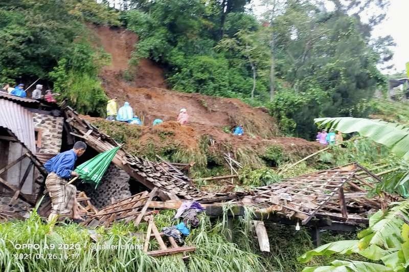 Longsor di Kaliangkrik Timpa Tiga Rumah, Empat Warga Luka Ringan