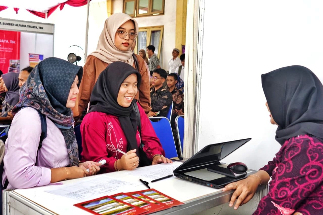Para Pengunjung Menanyakan Lowongan Kerja di Job Conect Fest Tahun 2025 di Kecamatan Secang Magelang