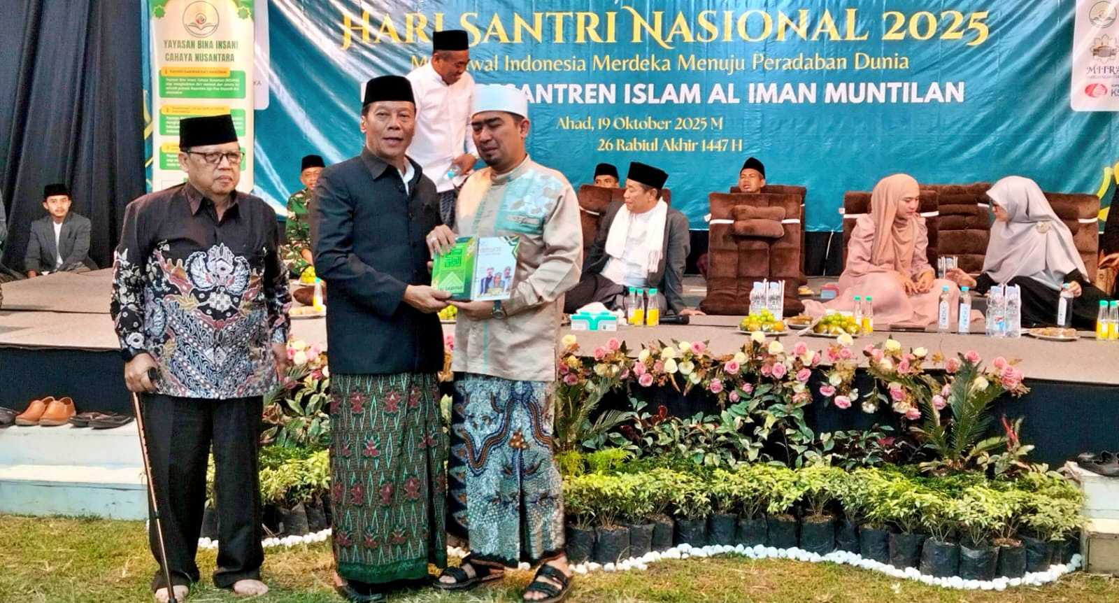 Peringati Hari Santri Nasional Ponpes Al Iman Muntilan Bagikan Ratusan Al Quran Ke Masyarakat