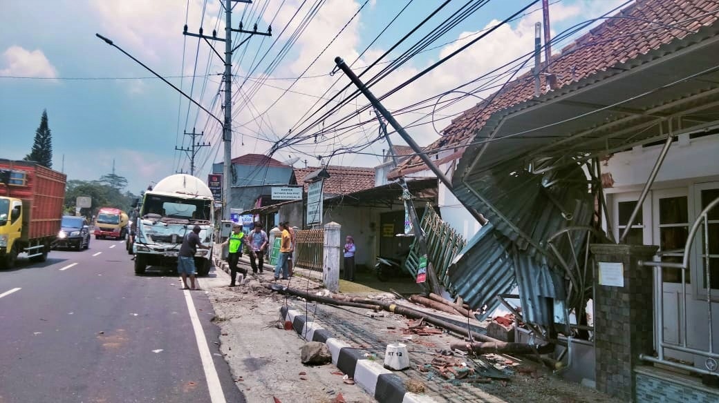 Polisi lakukan olah TKP Kecelakaan Truk dan Sepeda Motor di Secang Magelang