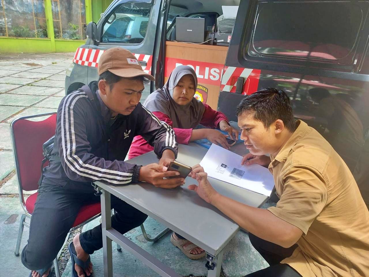 Polsek Muntilan Ngantor Neng Ndeso Sambil Sosialisasi Pembuatan SKCK Online