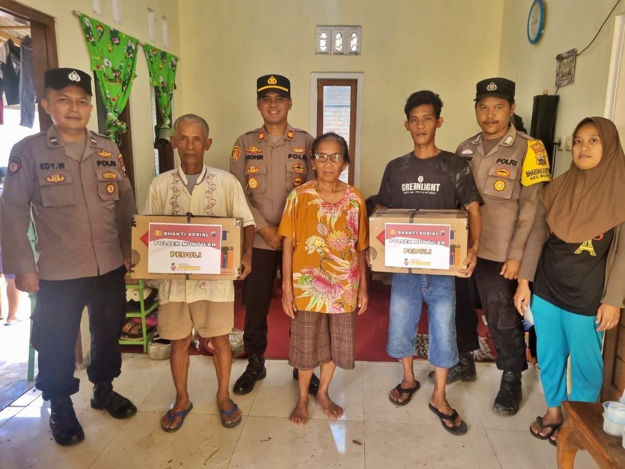 Polsek Muntilan Turun Tangan, Bantu Warga Terdampak Pohon Tumbang dengan Sembako