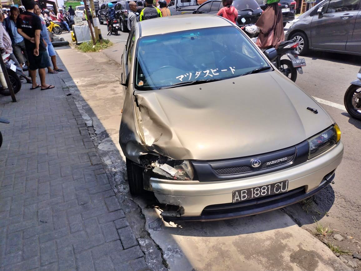 Salah satu kendaraan yang terlibat kecelakaan mau di Jumoyo sebabkan ibu dan balita meninggal dunia