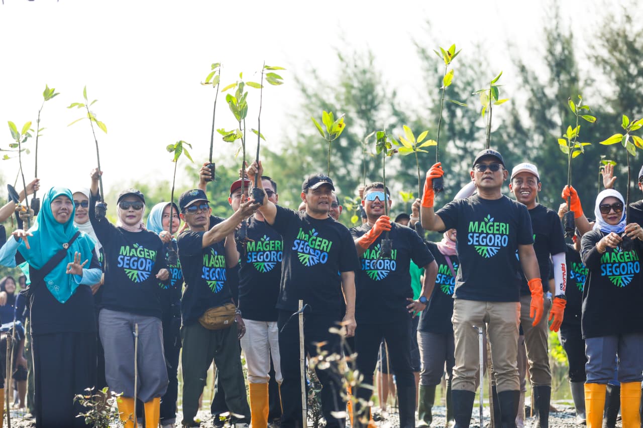 Ahmad Luthfi Pimpin Penanaman Jutaan Bibit Mangrove Secara Serentak, Catatkan Rekor MURI