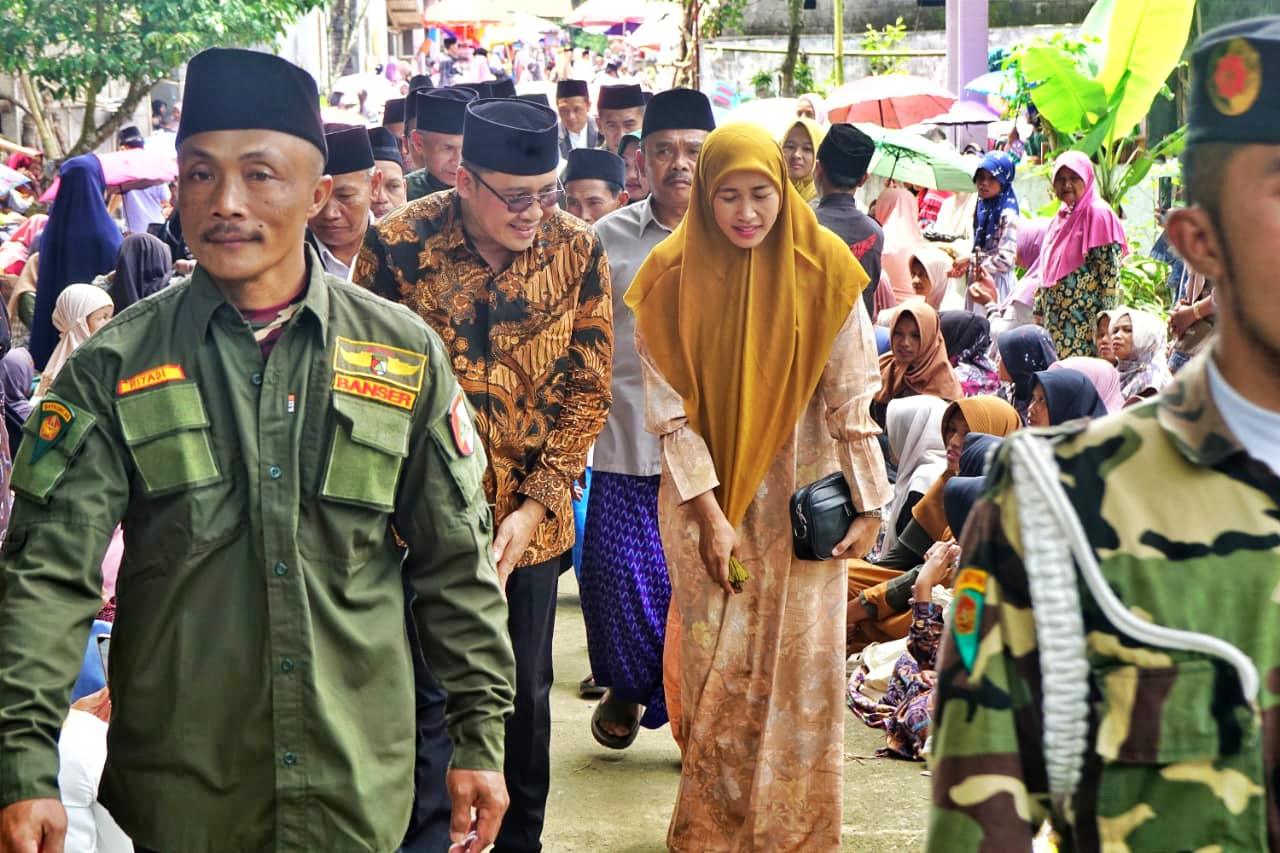 Bupati Magelang Grengseng Pamuji bersama jajaran Forkopincam saat menghadiri Haul Akbar Simbah Kyai Raden Ahmad Ganjar dan Simbah Nyai Yamtinah di Dusun Kedokan, Desa Magersari, Kecamatan Ngablak