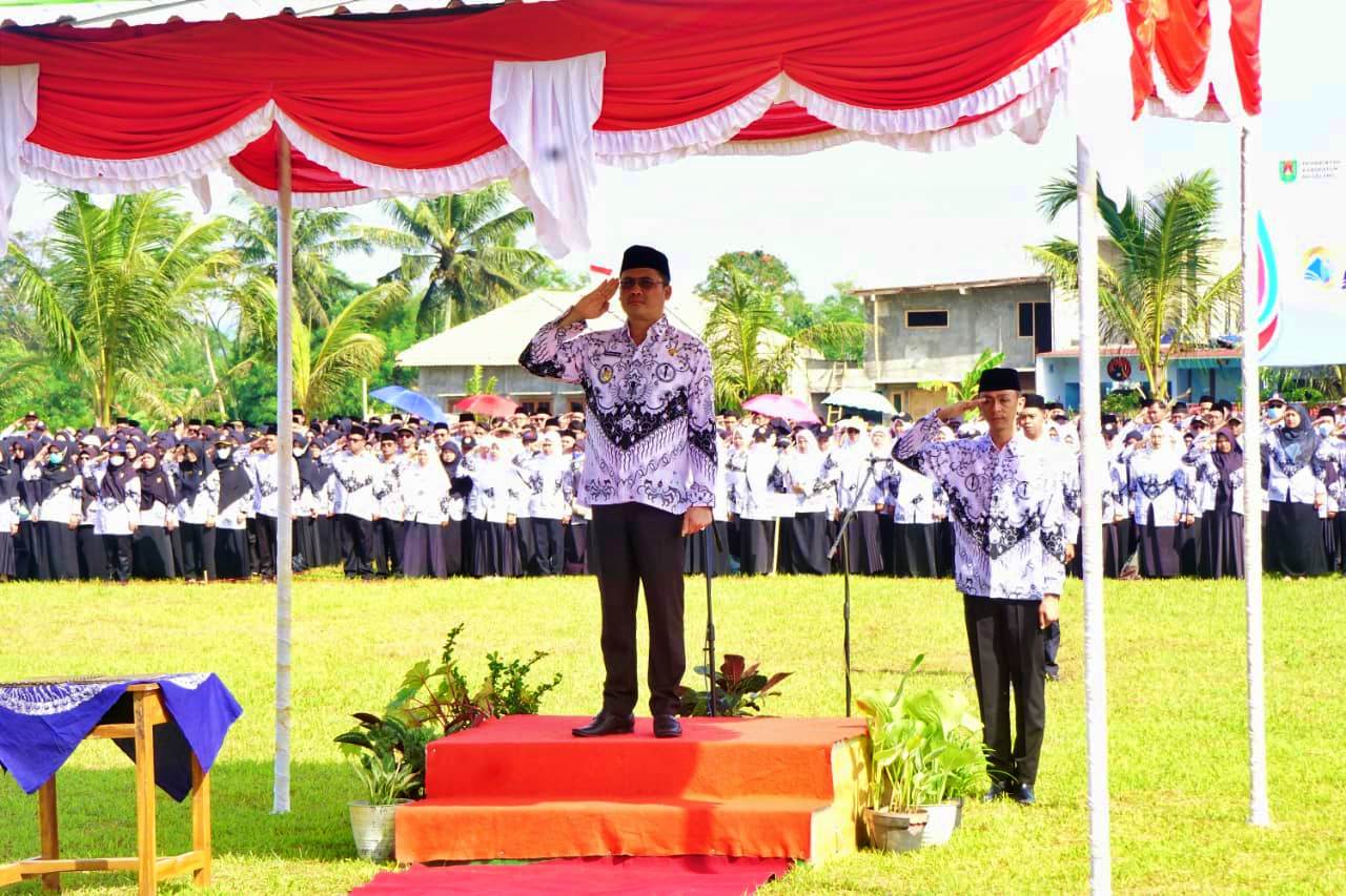 Bupati Magelang Grengseng Pamuji saat memimpin upacara peringatan HUT Ke 80 PGRI sekaligus Hari Guru Nasional tingkat Kabupaten Magelang.