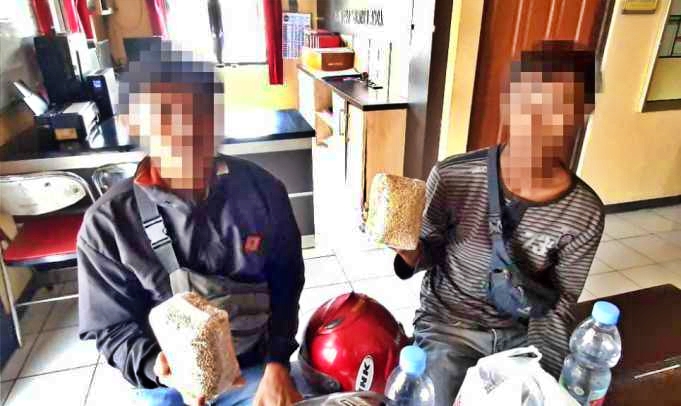 Dua pria asal Cirebon Jawa Barat yang diamankan polisi di Pasar Sapuran Wonosobo karena menjual mrica oplosan
