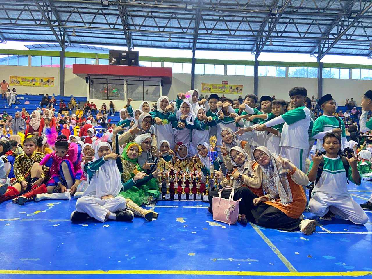 Hebat! MI Arrosyidin Payaman Sabet Juara Umum Drumband Jawa Tengah–DIY 2025