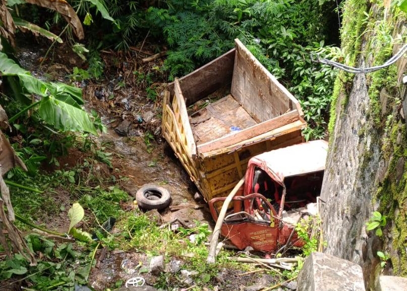 Diduga Rem Blong, Truk Tanpa Muatan Terjun ke Bawah Jembatan di Candimulyo Magelang