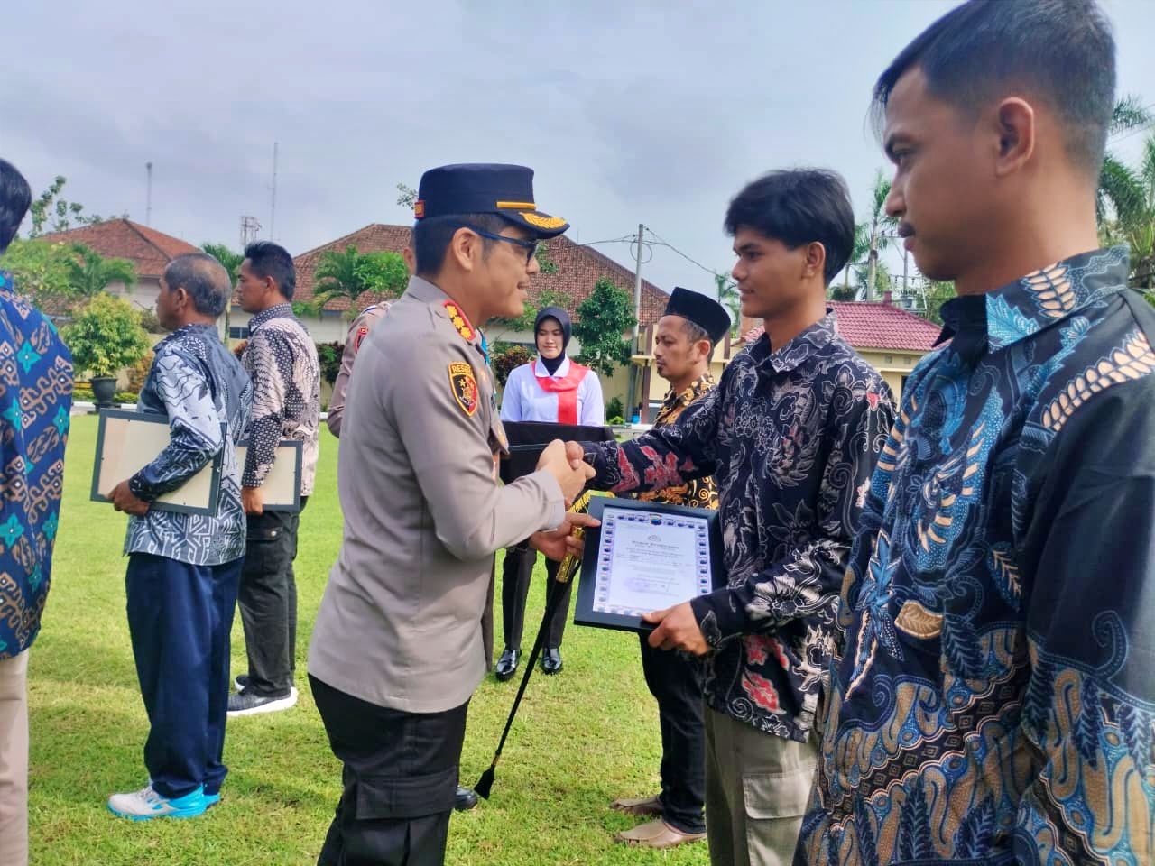 Kapolresta Magelang beri penghargaan kepada 11 warga cegah aksi tawuran