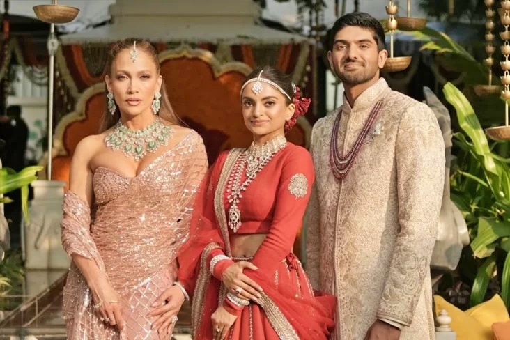 Penampilan Jennifer Lopez di Pernikahan Crazy Rich India Viral_Busana Terlalu Seksi