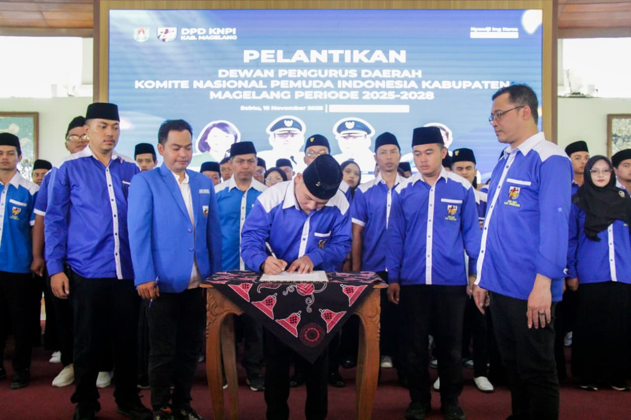 Penandatanganan SK Pelantikan oleh Ketua KNPI DPD Kabupaten Magelang 2025–2028 Terpilih